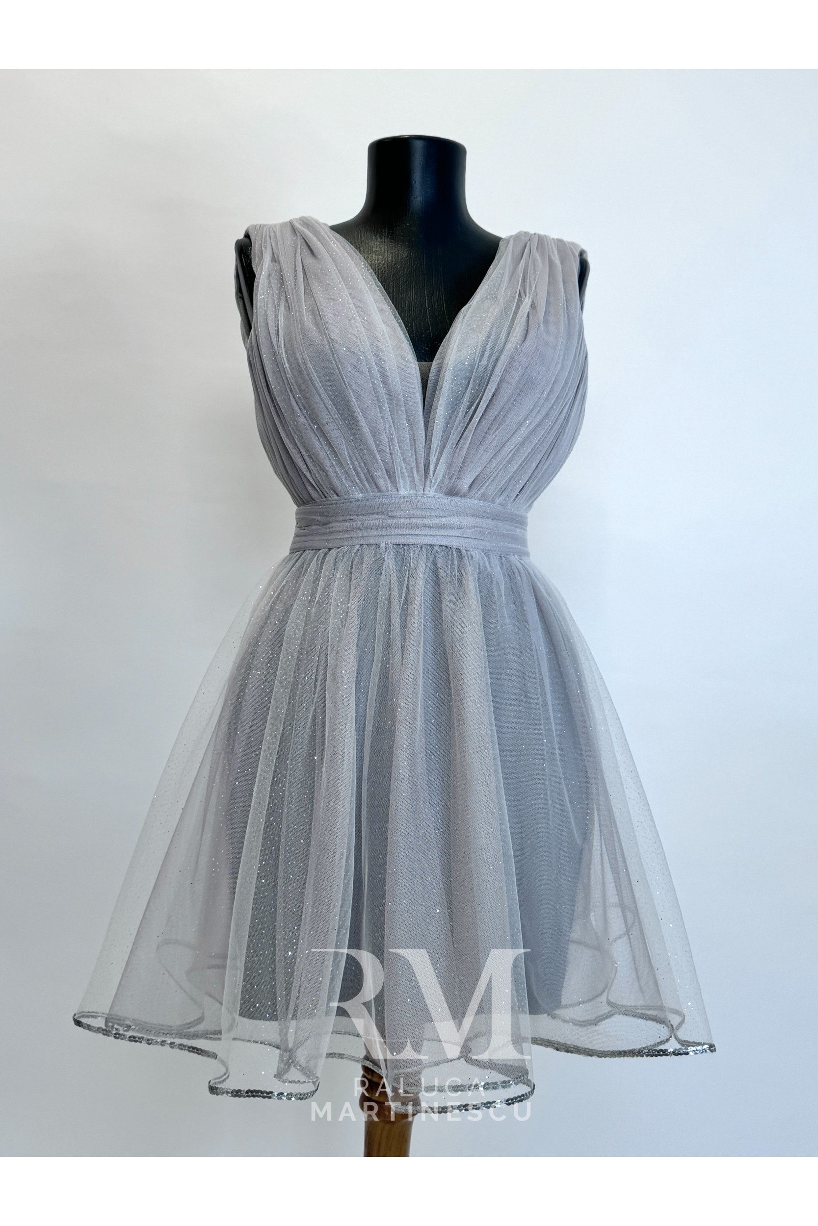 Rochie din tulle gri cu sclipici si tiv din sirag de paiete
